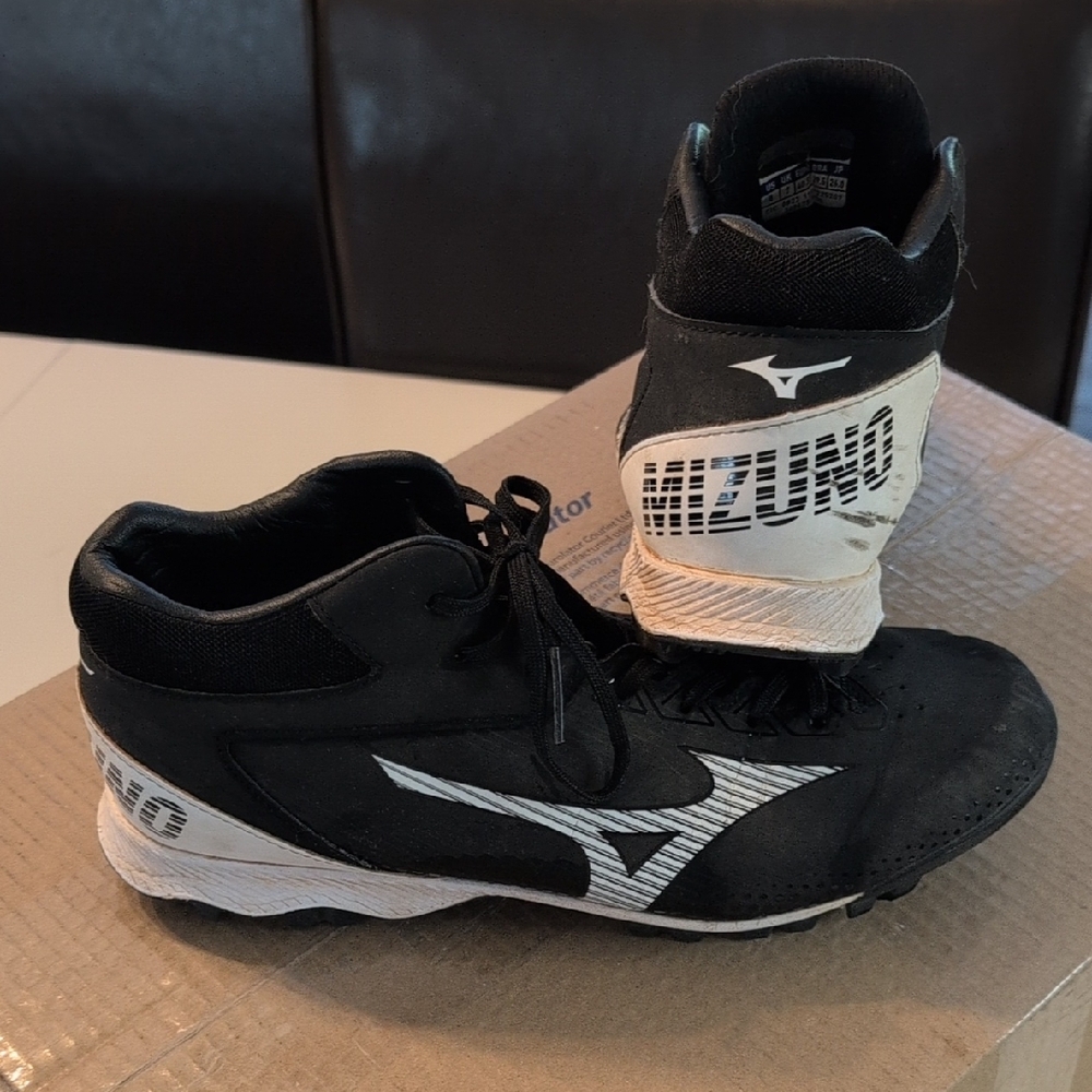 Mizuno Black and White Athletic Baseball Shoes with Ankle Support